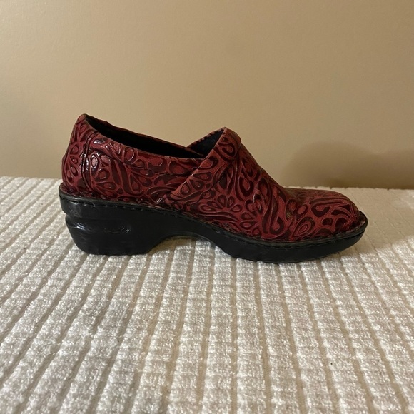 BOC Born Concepts Red “Peggy Paisley” Slip On Clogs - Picture 6 of 10